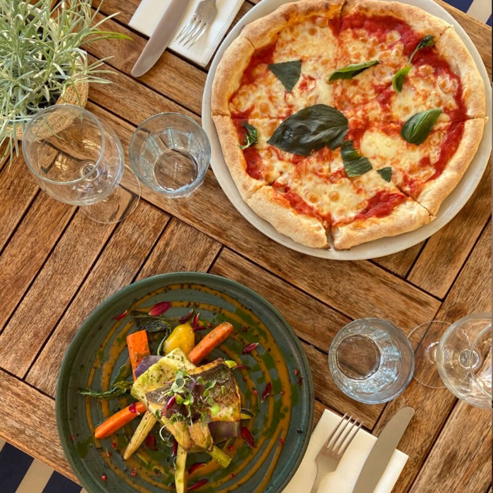 Pizza napolitana del horno de piedra – restaurante italiano Ovest al Mare en Palma